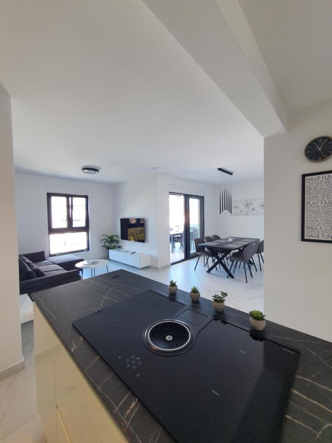 Betty's Luxus - 2 Pools Apartment *